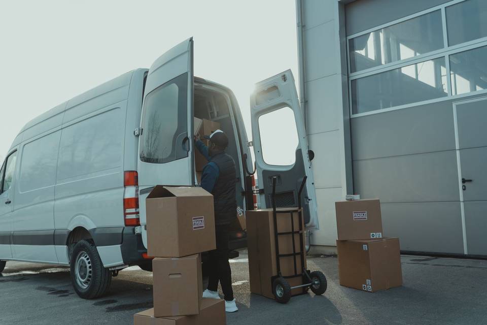 Mercancía lista para despacho en una camioneta