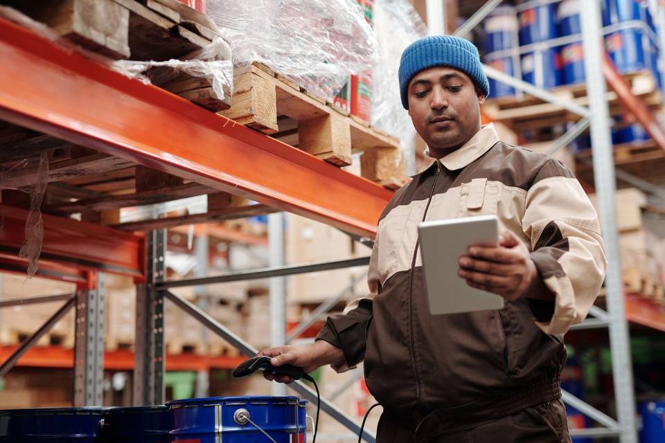 Encargado de almacén revisando el inventario en una tablet