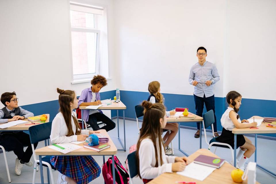 Docente dando clase en un aula