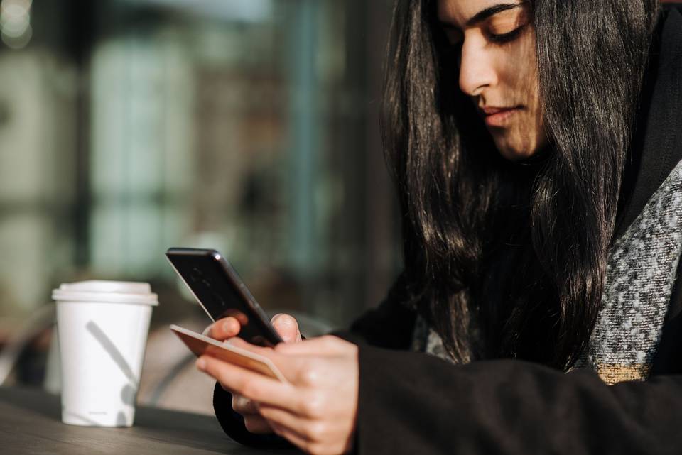 Clienta confirmando un pago móvil desde su teléfono